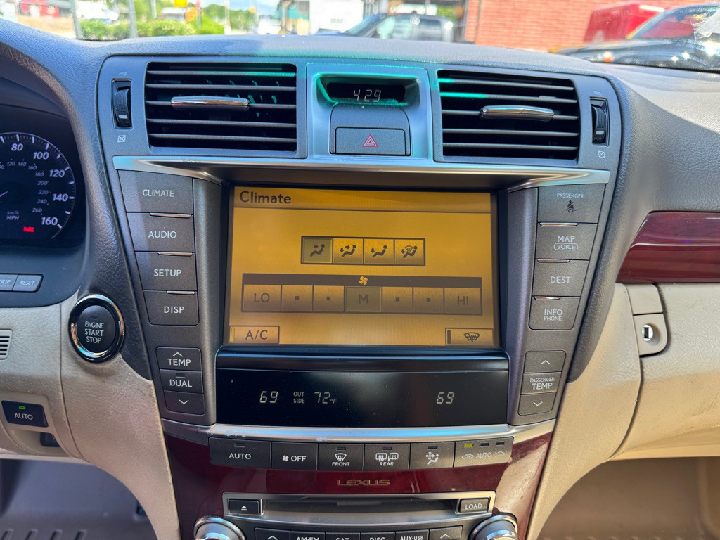 2010 Lexus LS Image 24