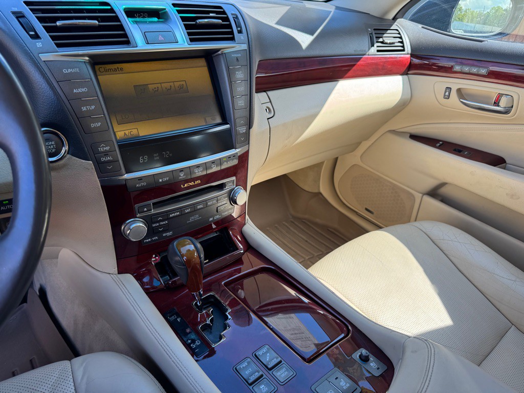 2010 Lexus LS Image 25