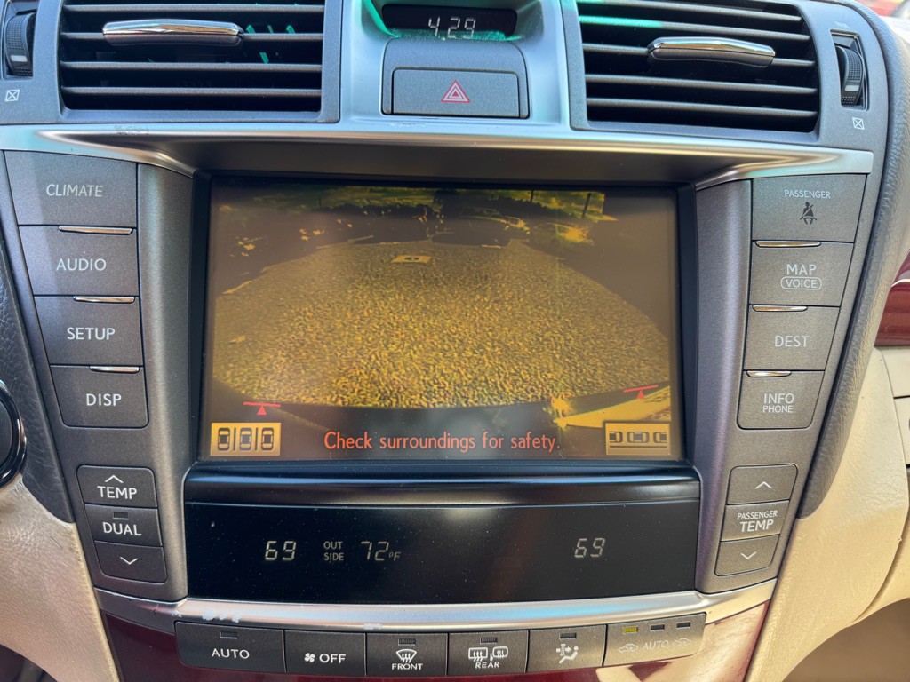2010 Lexus LS Image 26