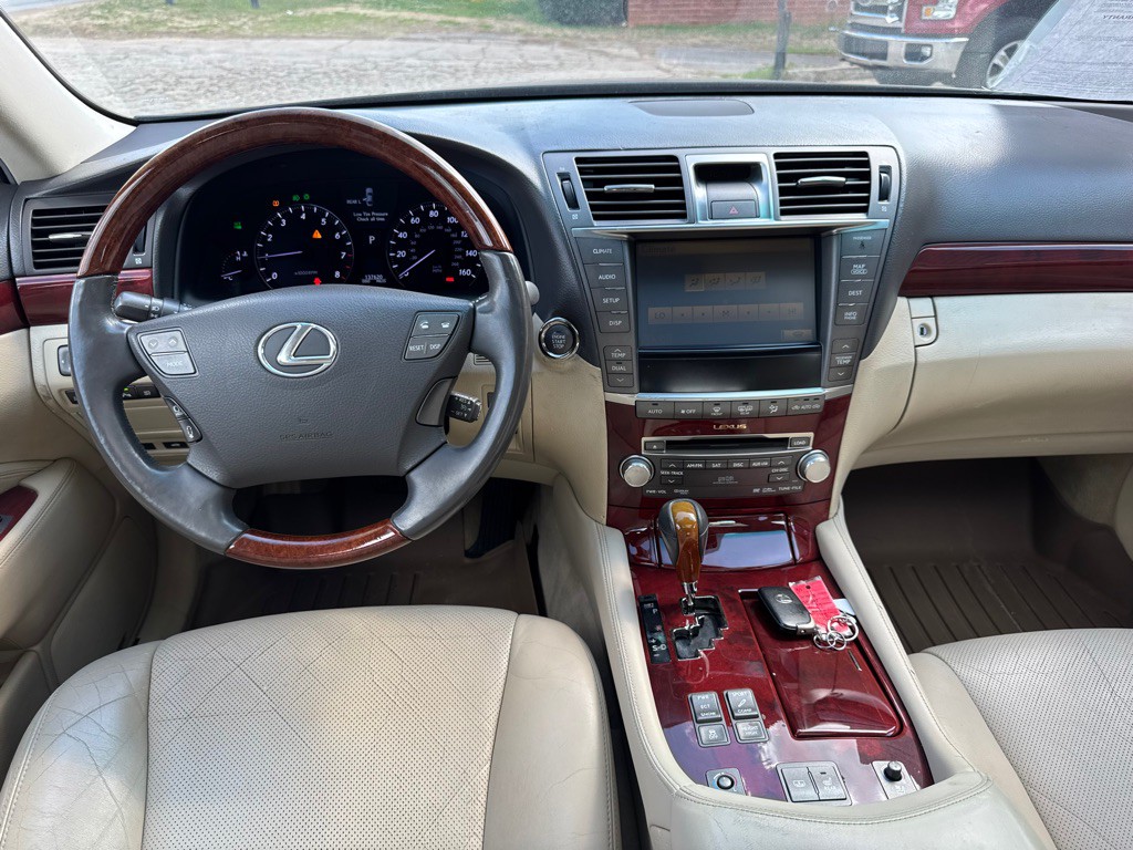2010 Lexus LS Image 9
