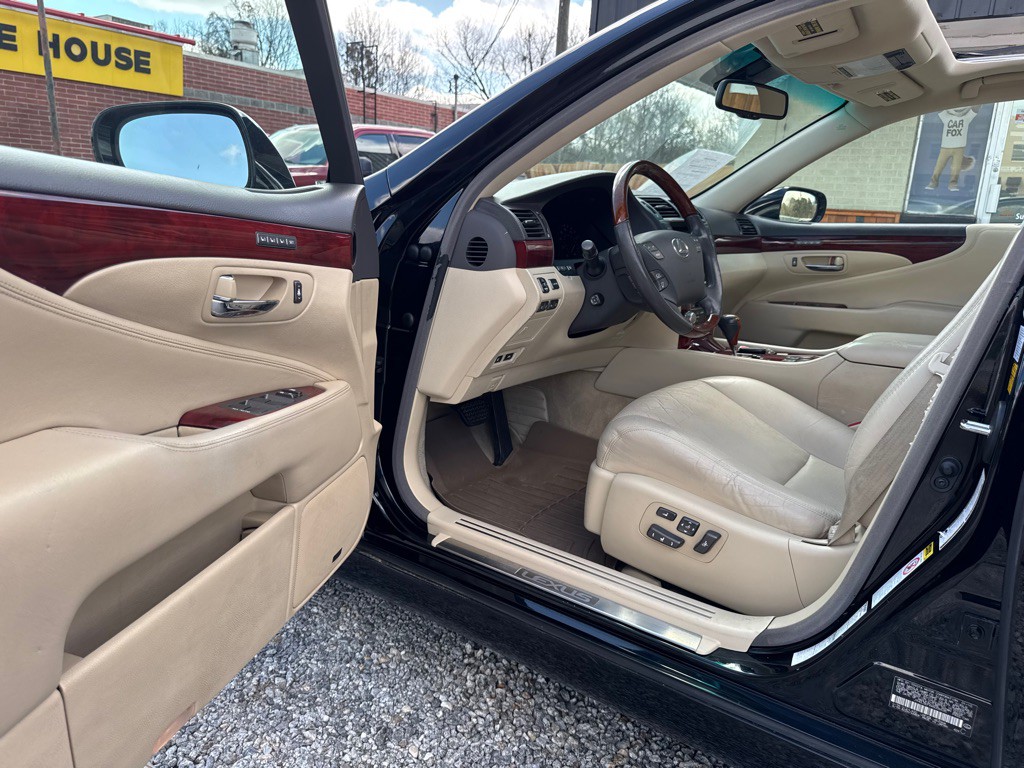 2010 Lexus LS Image 10