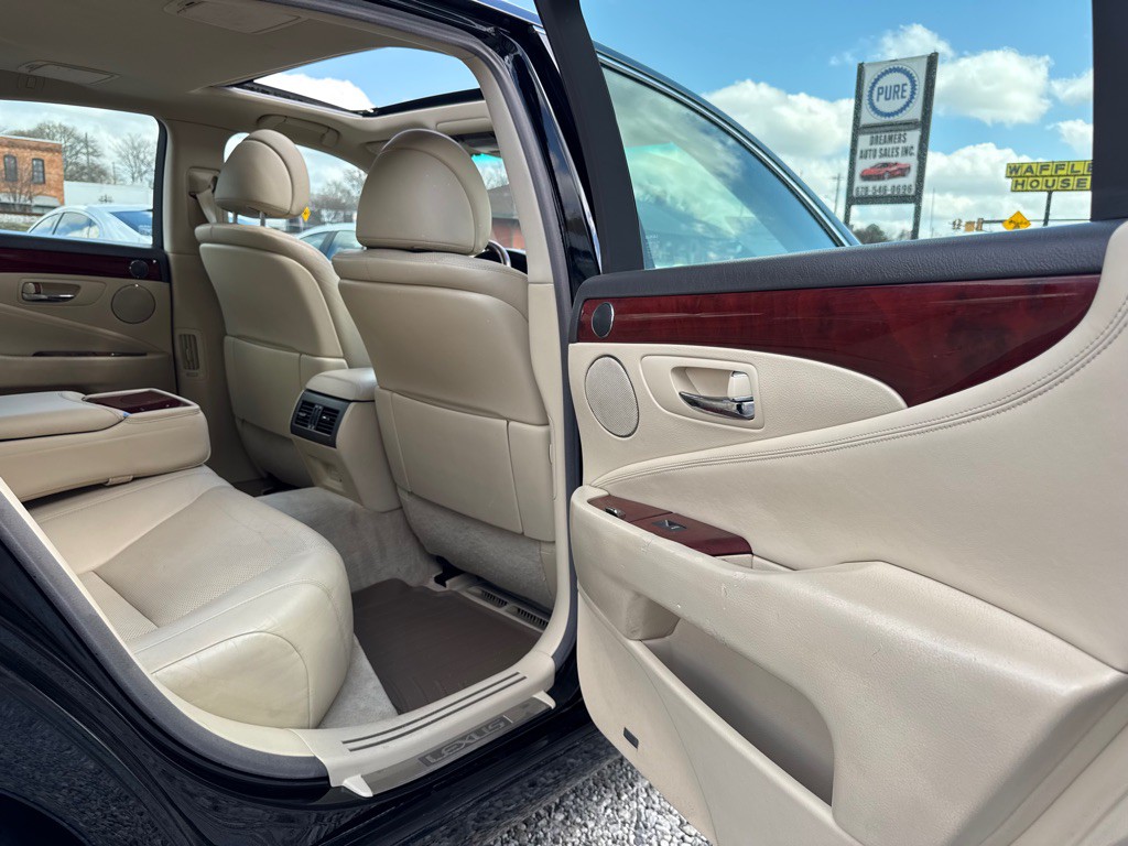 2010 Lexus LS Image 16