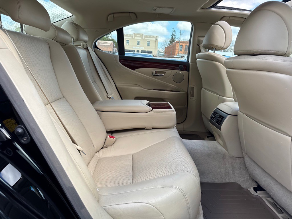 2010 Lexus LS Image 17