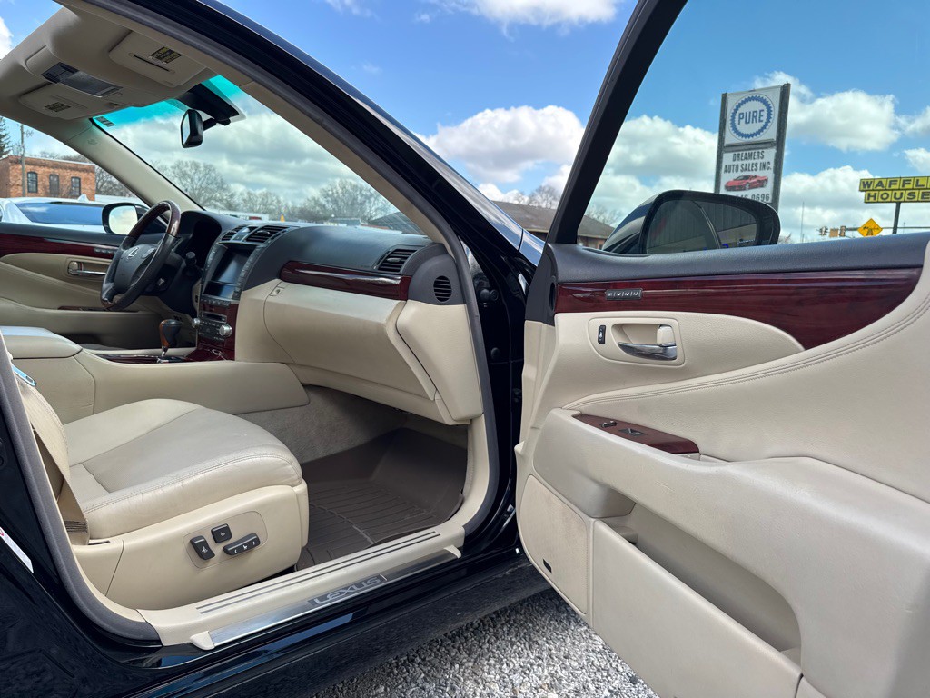 2010 Lexus LS Image 18