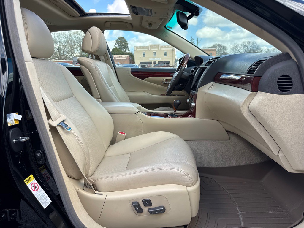 2010 Lexus LS Image 19