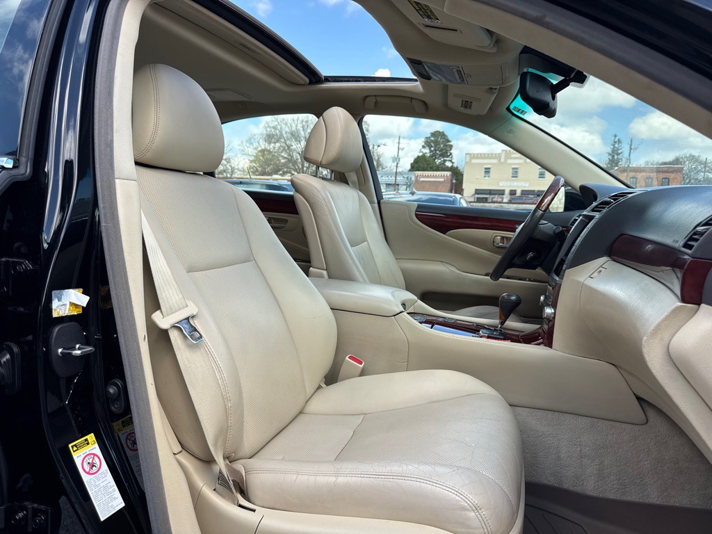 2010 Lexus LS Image 20