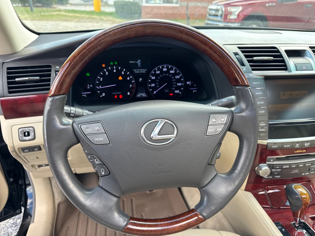 2010 Lexus LS Image 21