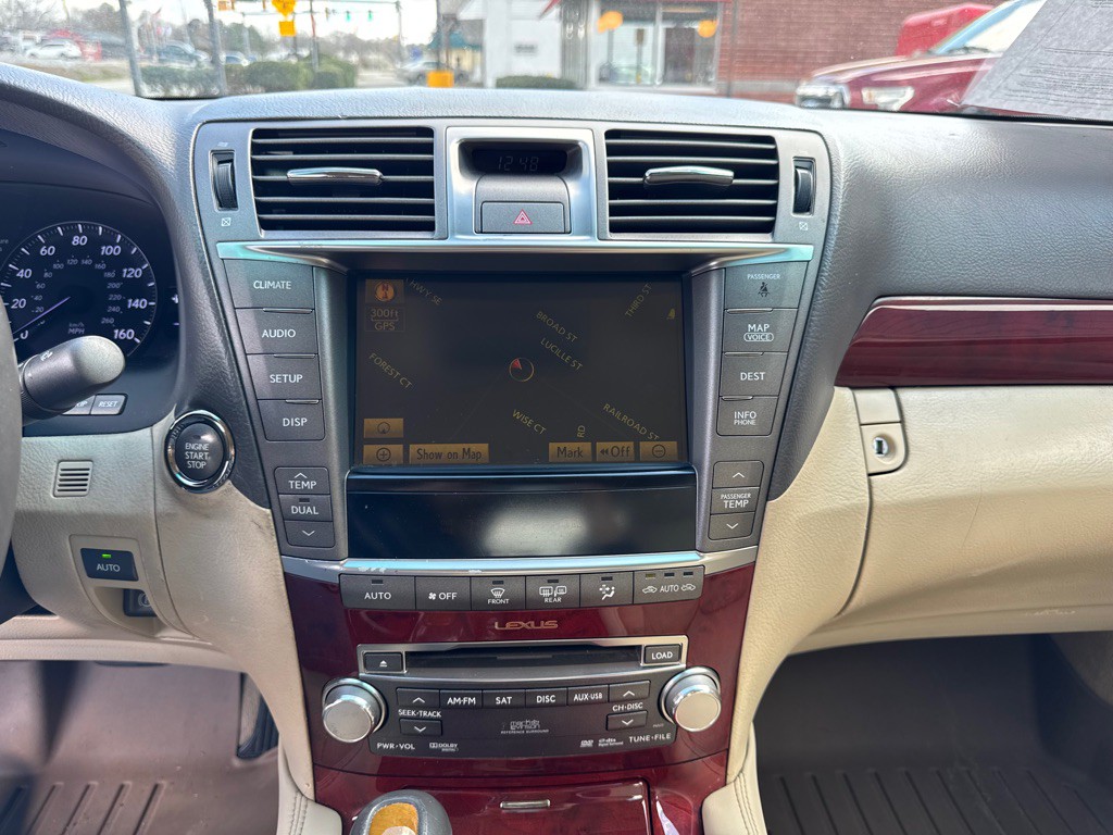 2010 Lexus LS Image 23