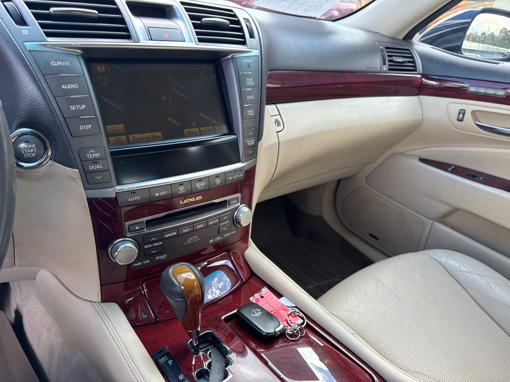 2010 Lexus LS Image 24