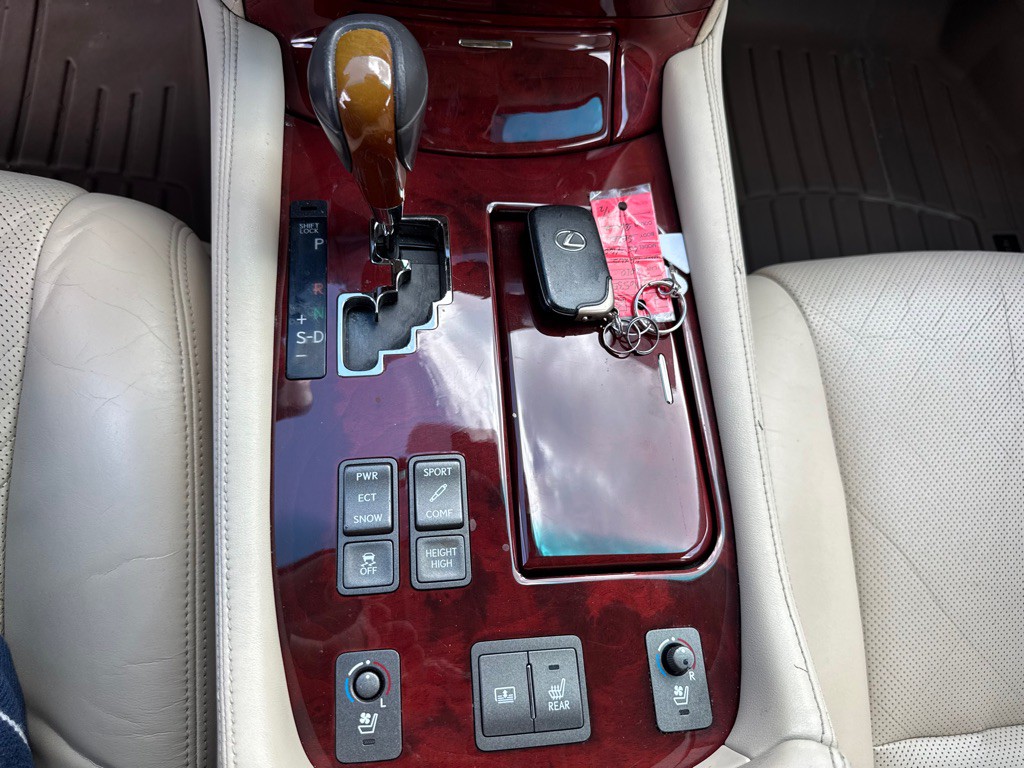 2010 Lexus LS Image 25