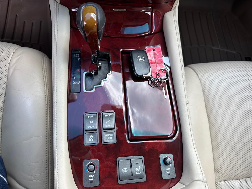 2010 Lexus LS Image 26