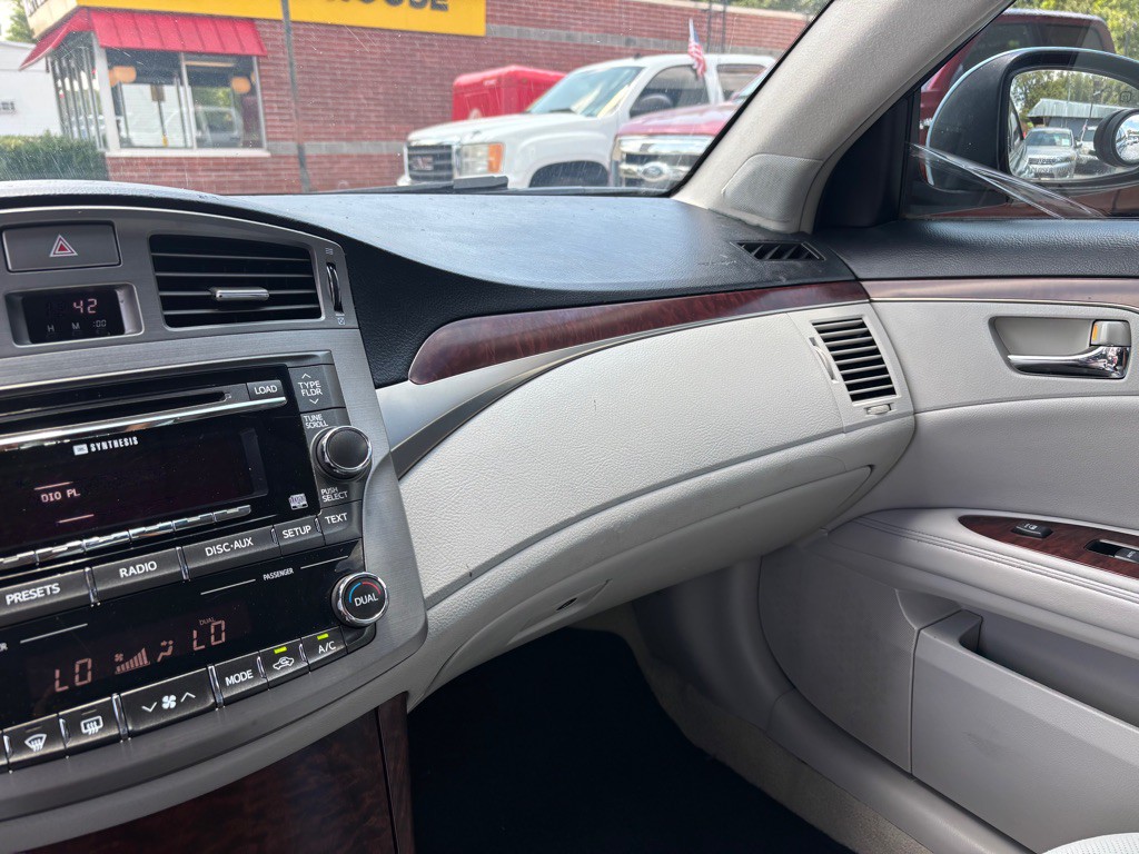 2011 Toyota Avalon Image 18