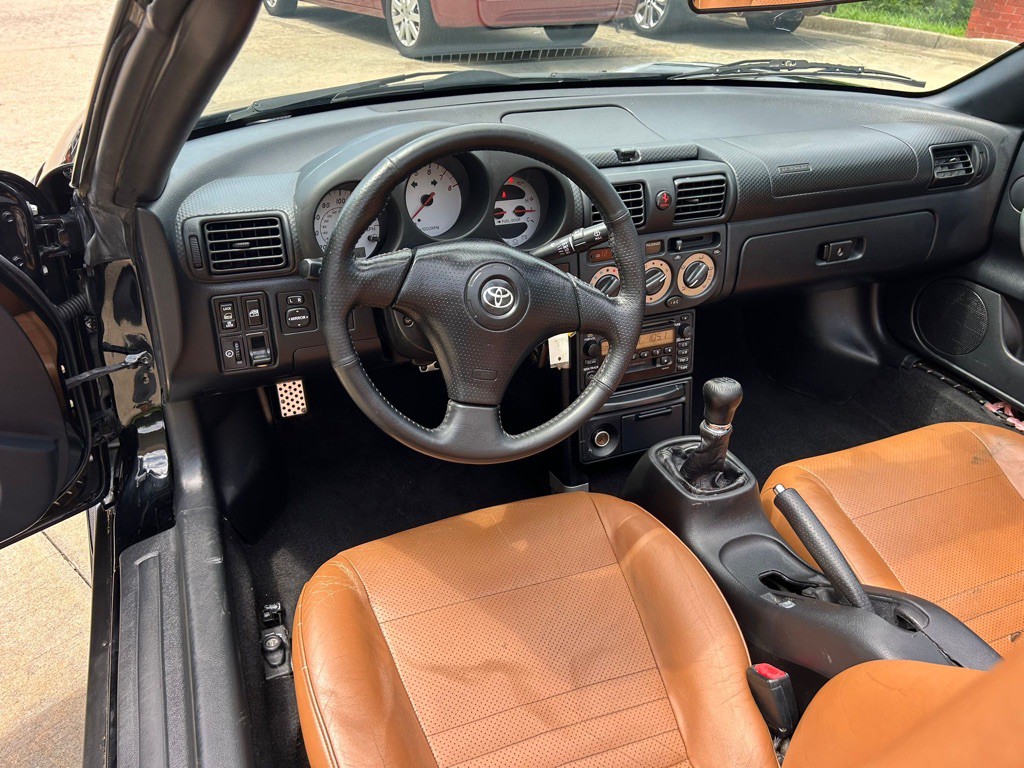 2001 Toyota MR2 Image 6