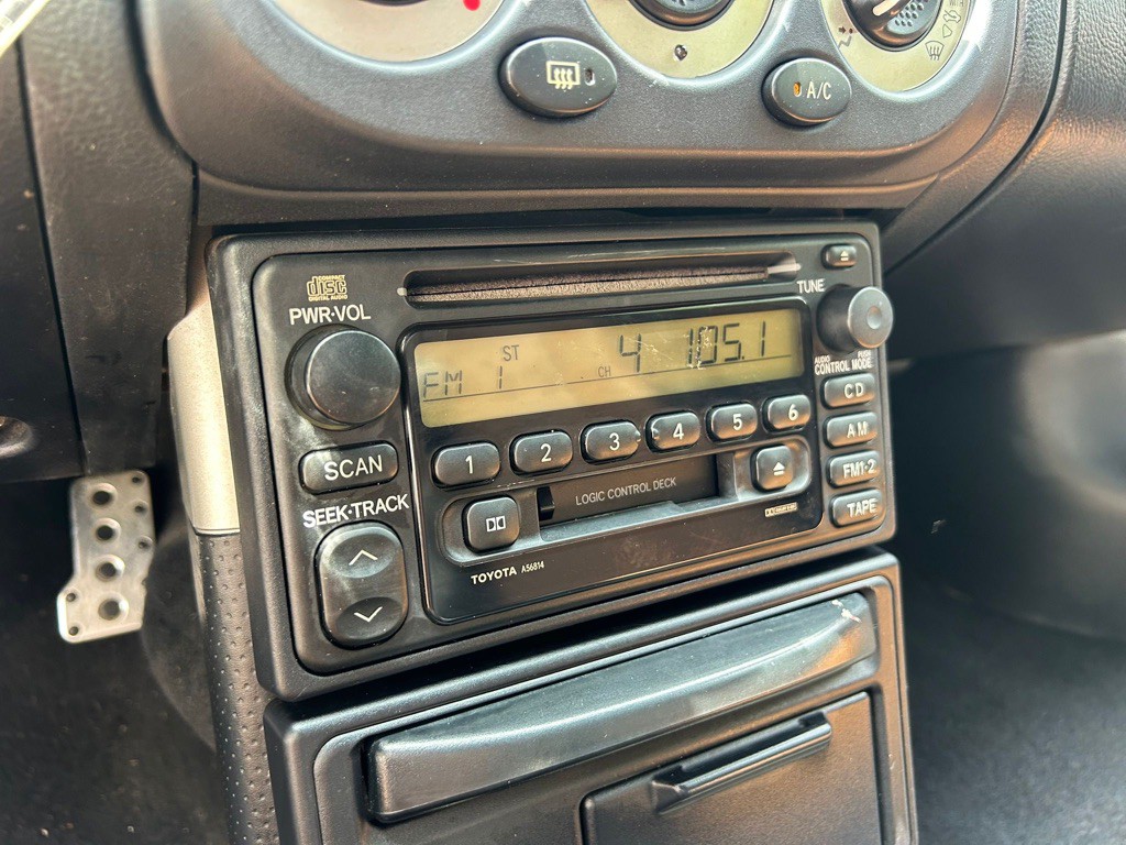 2001 Toyota MR2 Image 10