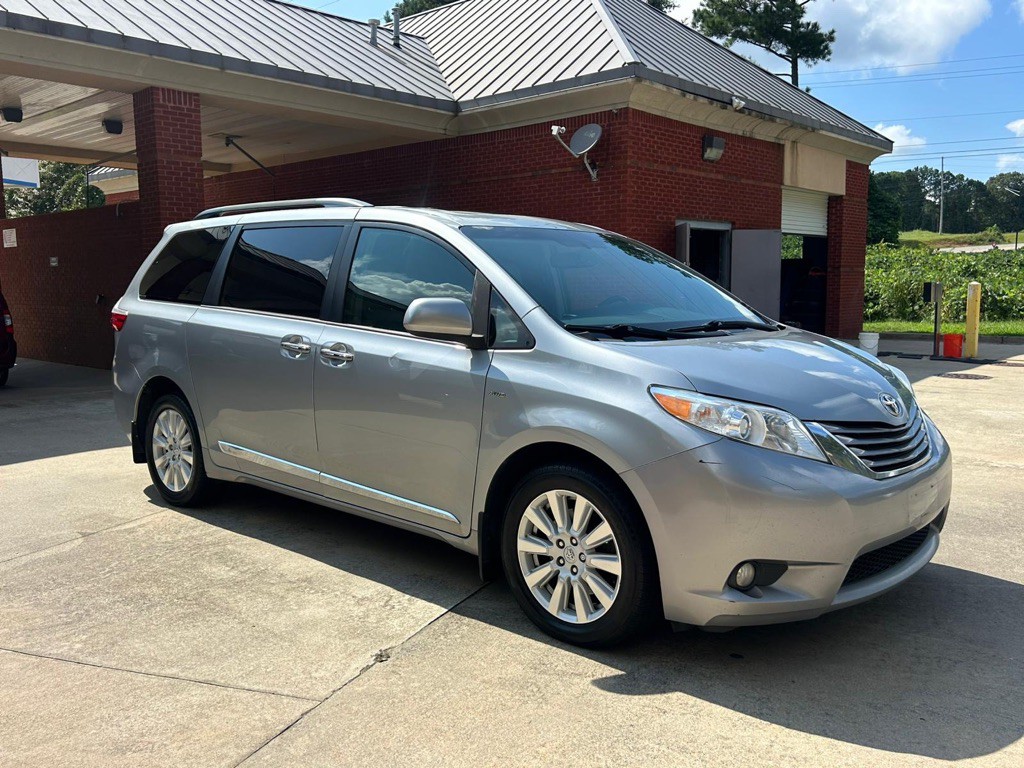 2017 Toyota Sienna Image 1