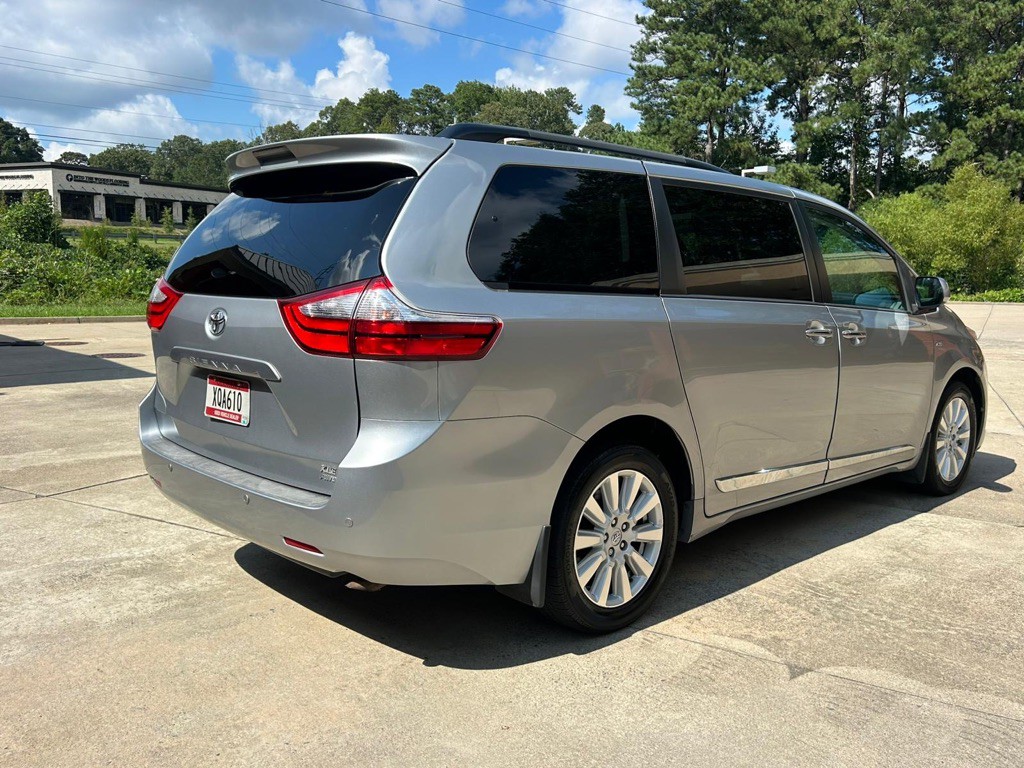 2017 Toyota Sienna Image 3