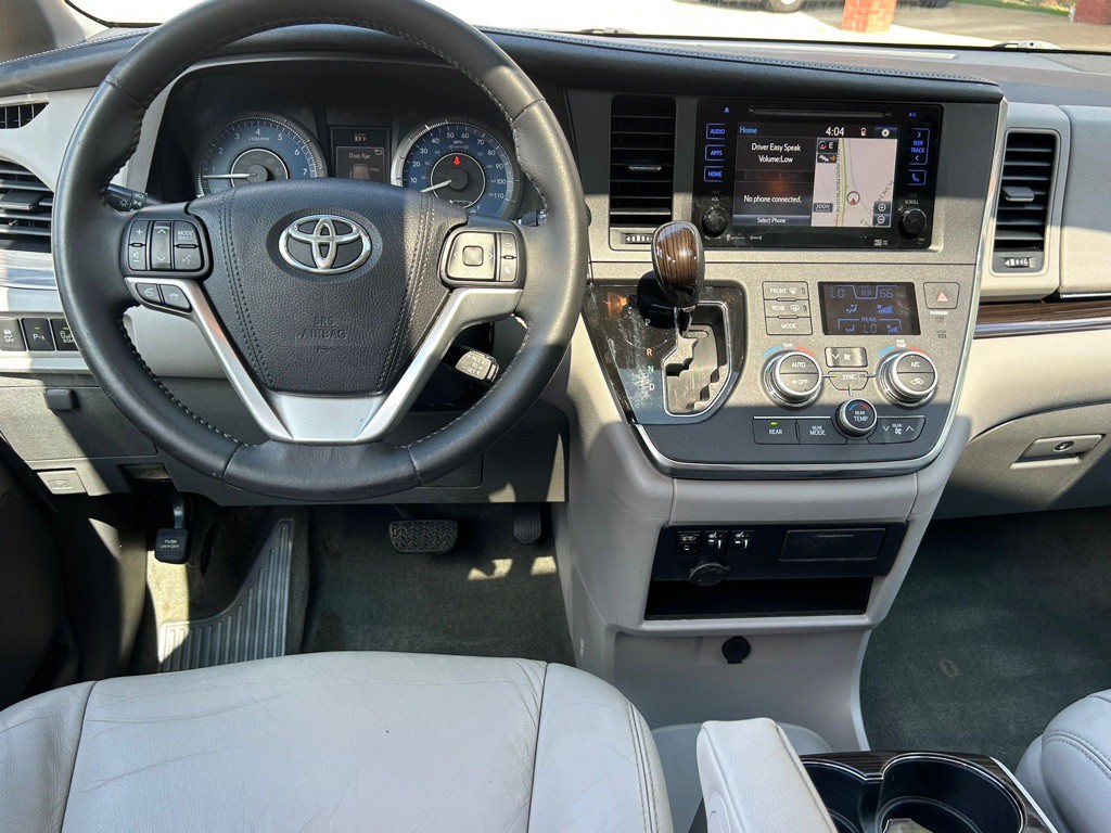 2017 Toyota Sienna Image 4