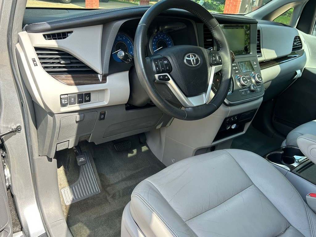 2017 Toyota Sienna Image 5