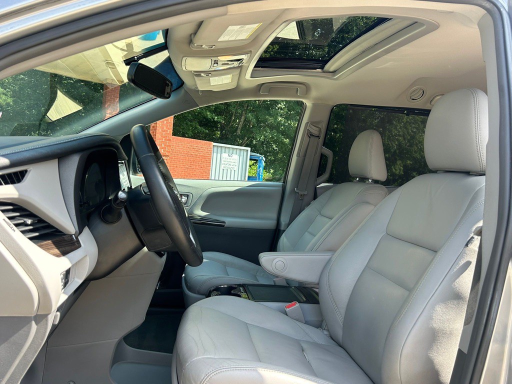 2017 Toyota Sienna Image 6