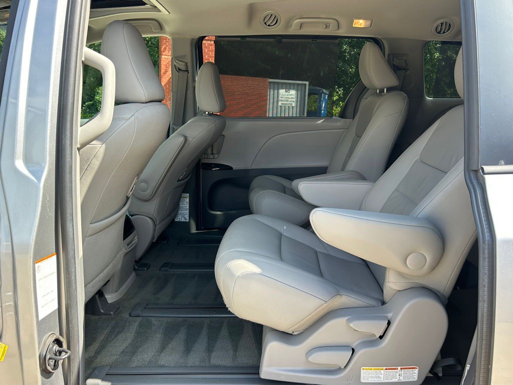 2017 Toyota Sienna Image 7