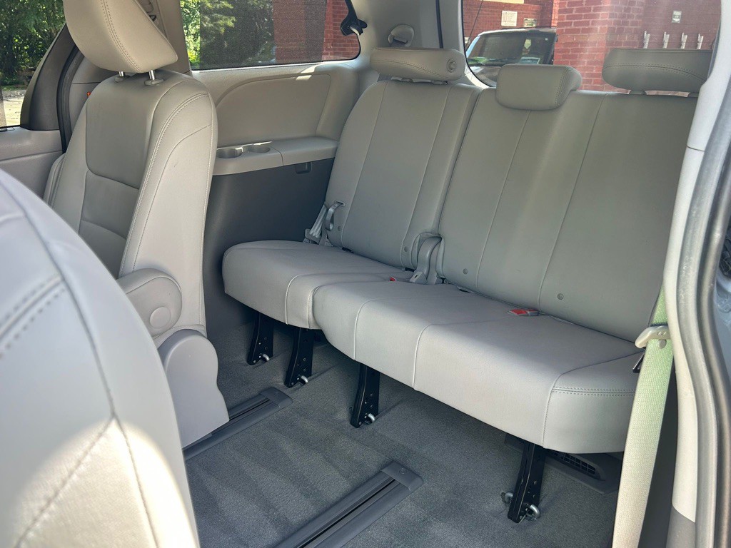 2017 Toyota Sienna Image 8