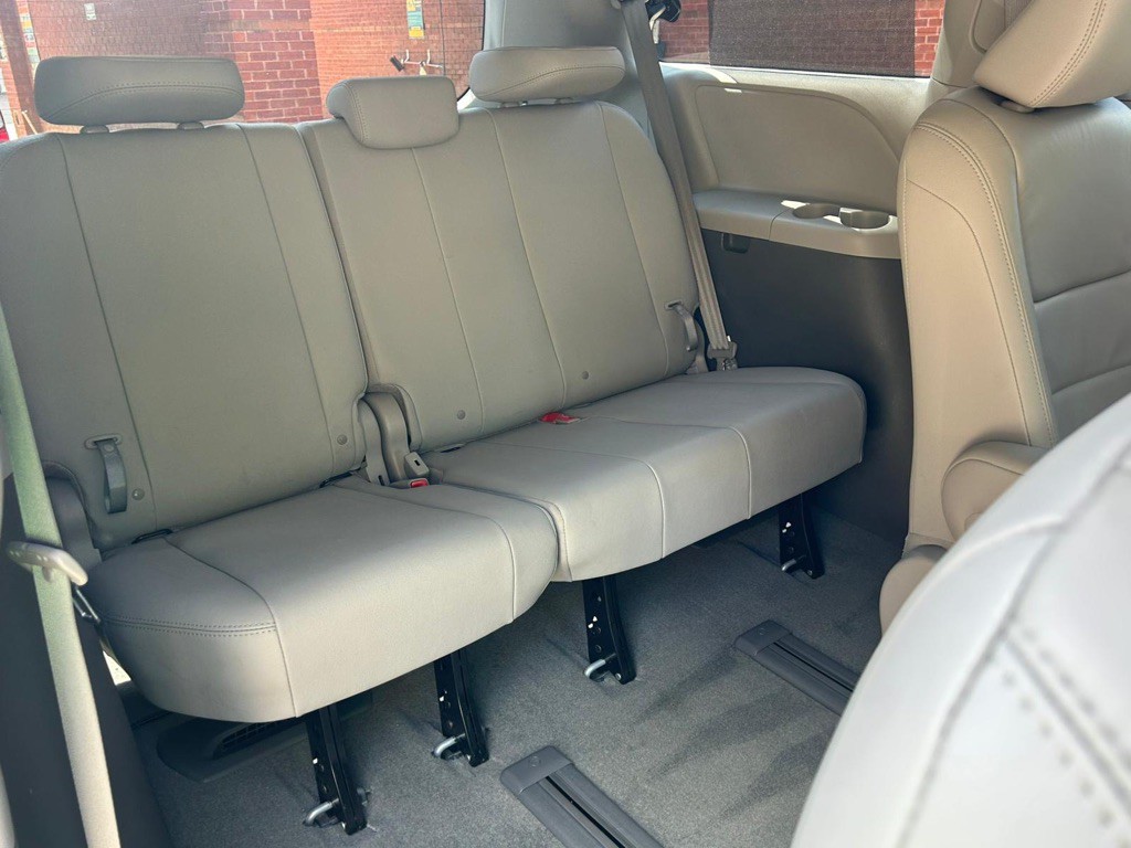2017 Toyota Sienna Image 9