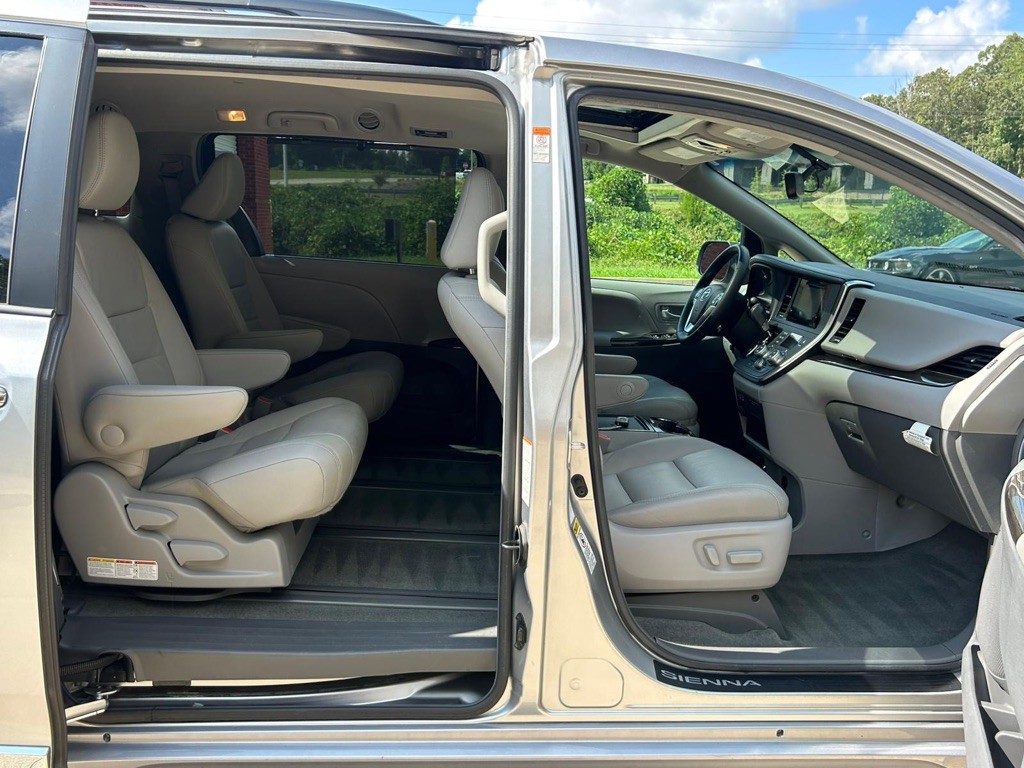 2017 Toyota Sienna Image 10