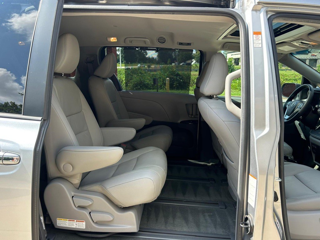 2017 Toyota Sienna Image 11