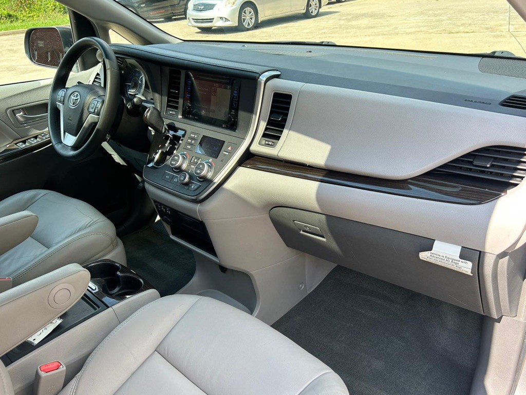 2017 Toyota Sienna Image 12