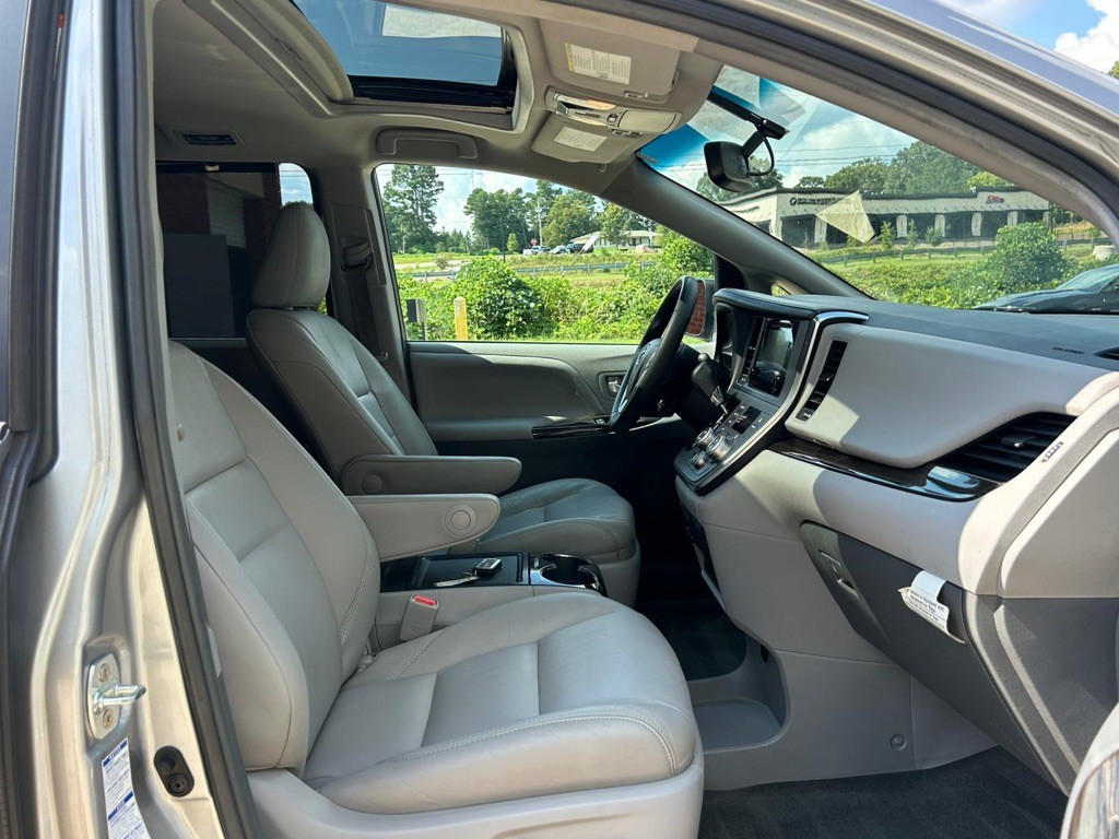 2017 Toyota Sienna Image 13