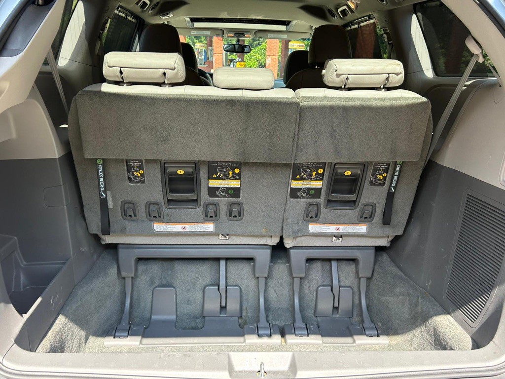 2017 Toyota Sienna Image 14