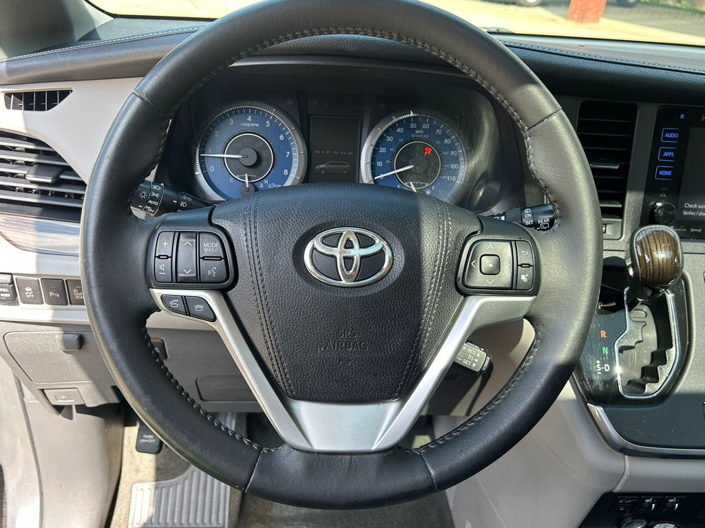 2017 Toyota Sienna Image 16