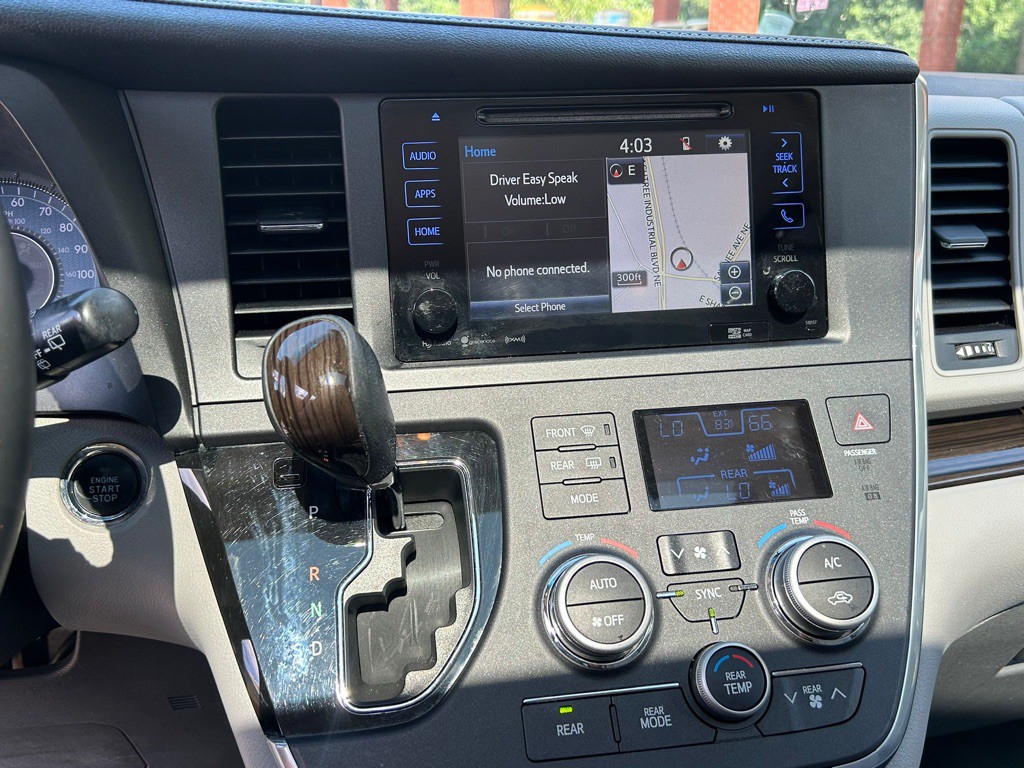 2017 Toyota Sienna Image 19