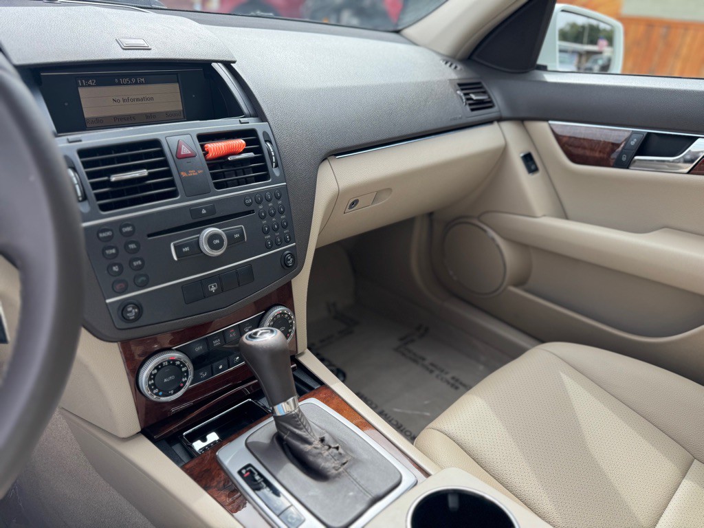 2011 Mercedes-Benz C-Class Image 24