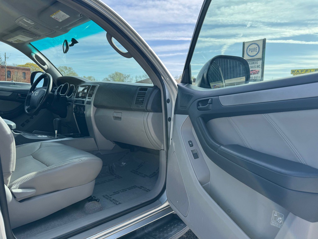 2004 Toyota 4Runner Image 19