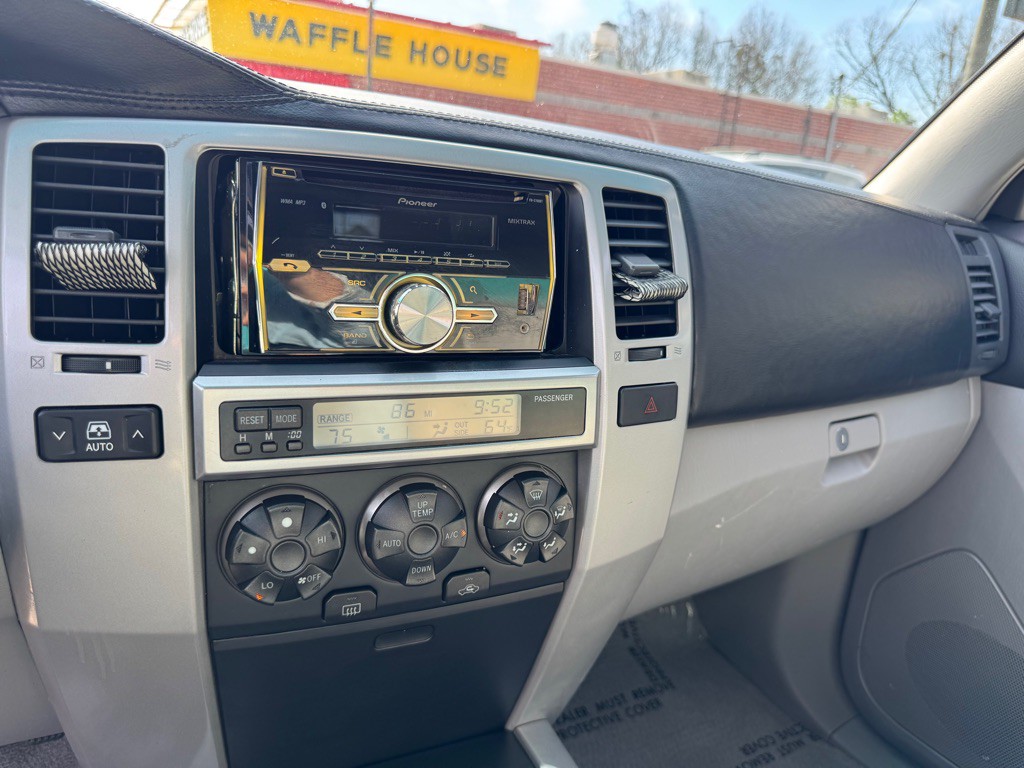 2004 Toyota 4Runner Image 25