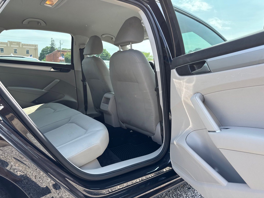2018 Volkswagen Passat Image 16