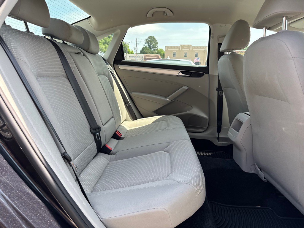 2018 Volkswagen Passat Image 17