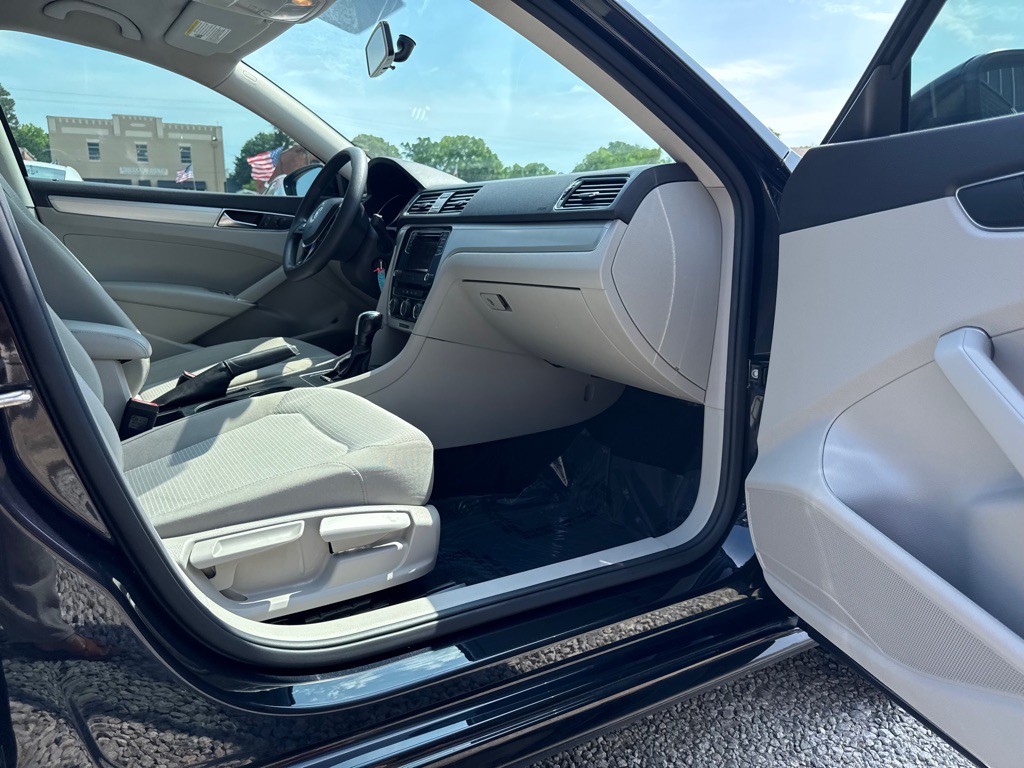 2018 Volkswagen Passat Image 18