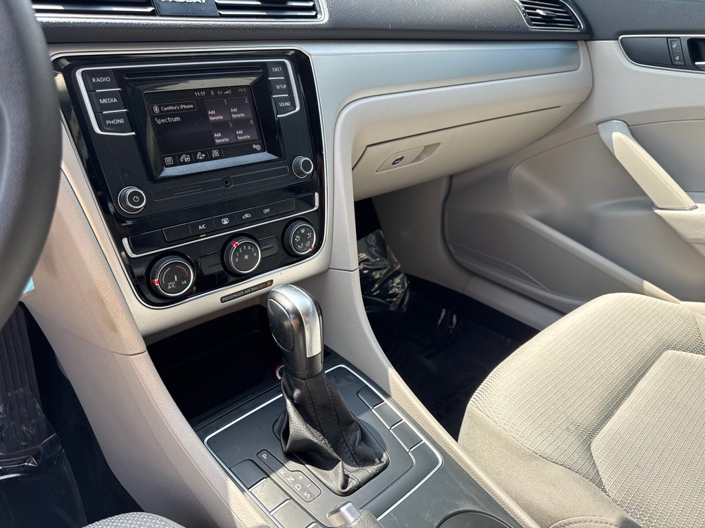 2018 Volkswagen Passat Image 24