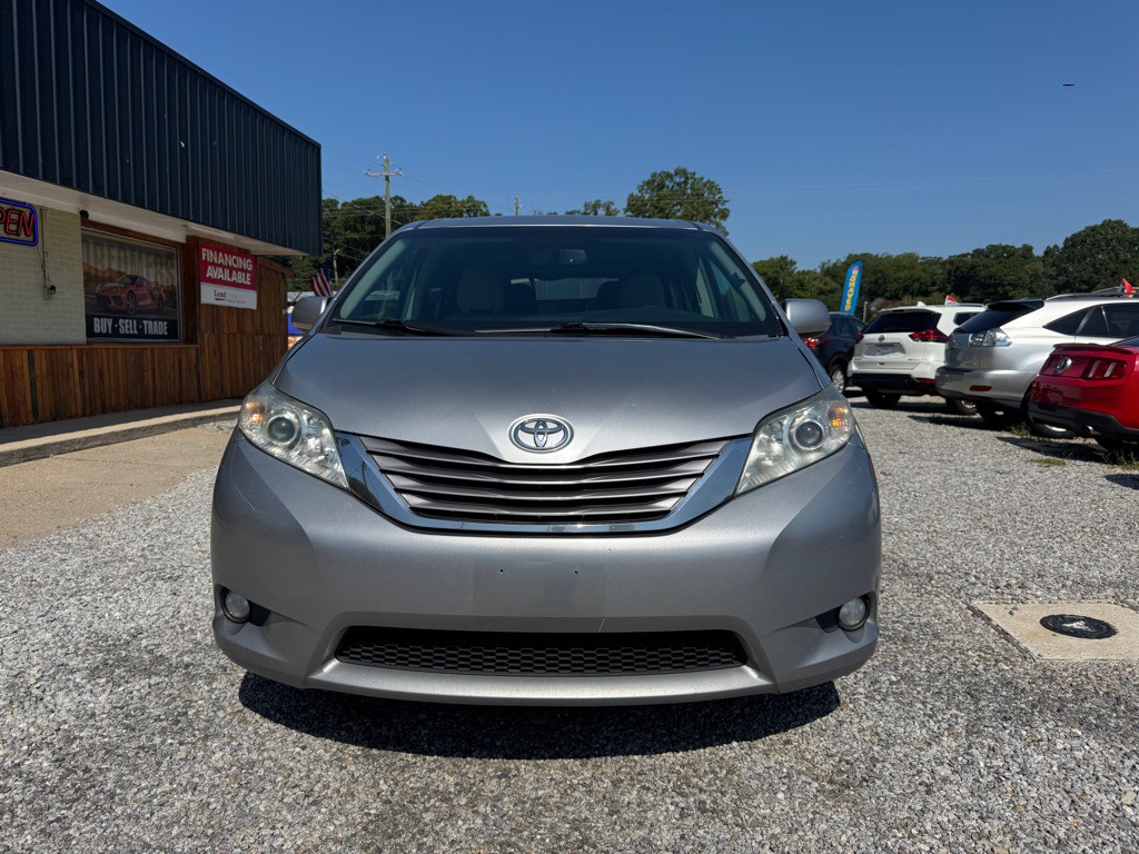 2017 Toyota Sienna Image 2