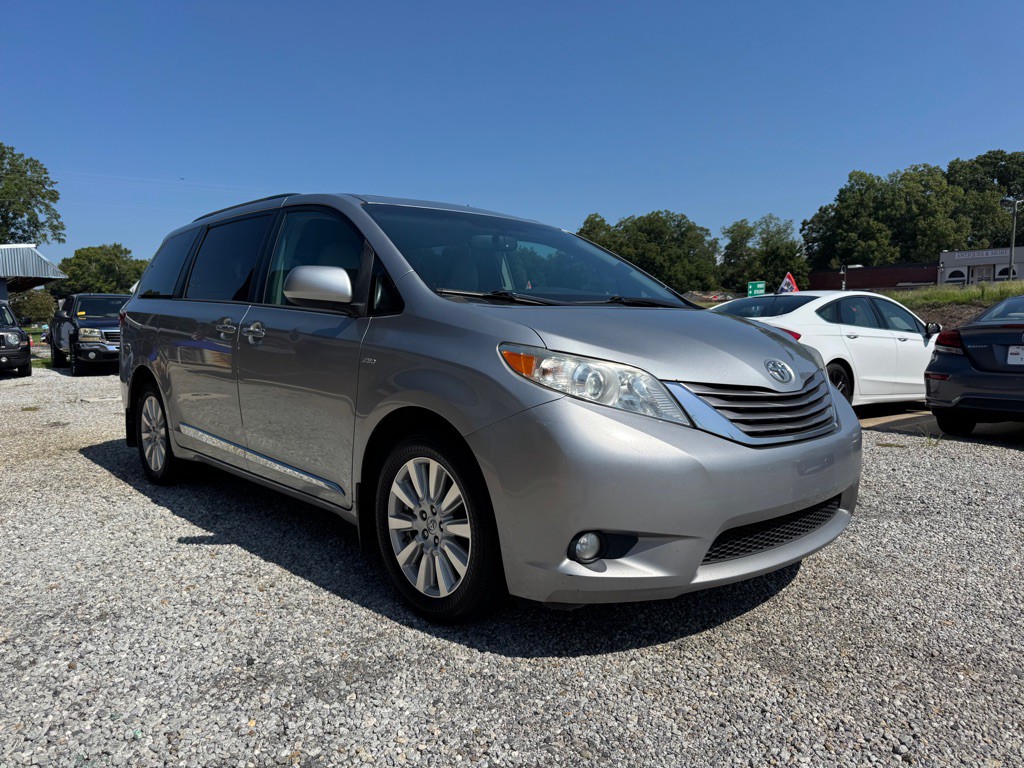 2017 Toyota Sienna Image 3