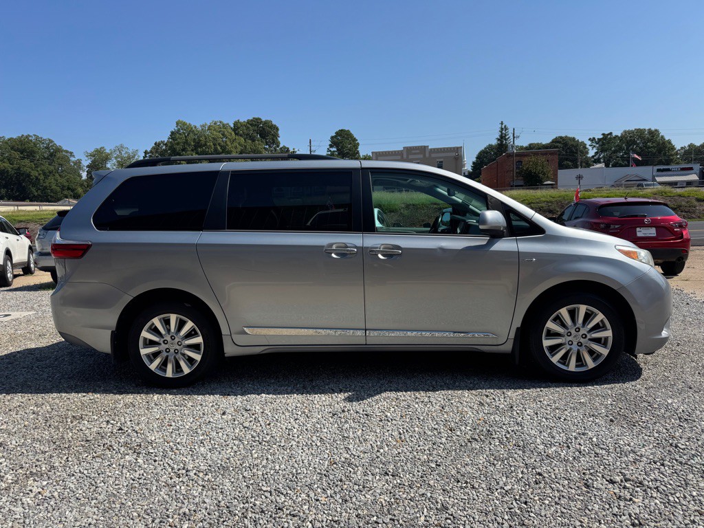 2017 Toyota Sienna Image 4