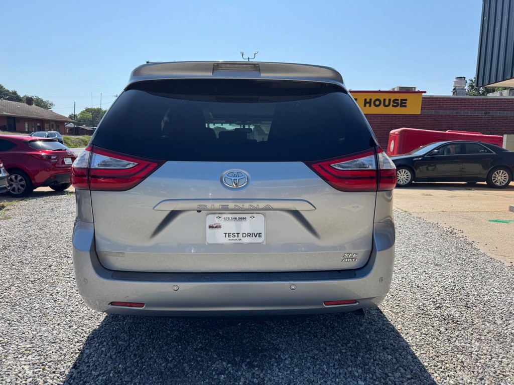 2017 Toyota Sienna Image 5