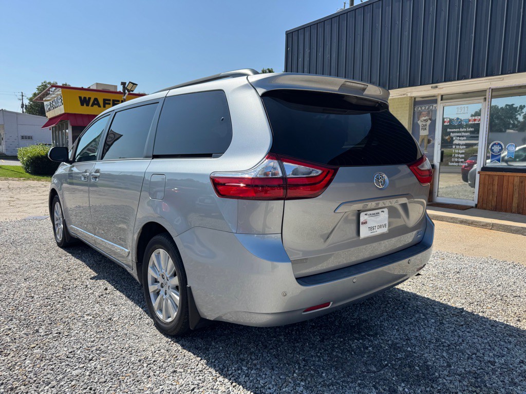 2017 Toyota Sienna Image 6