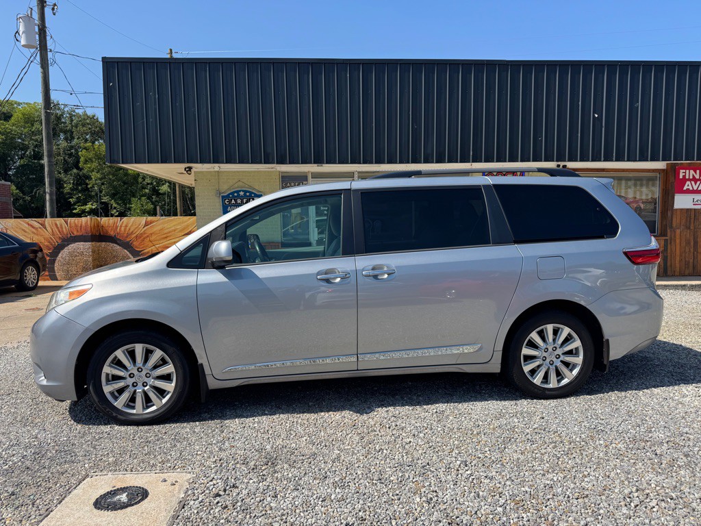 2017 Toyota Sienna Image 7