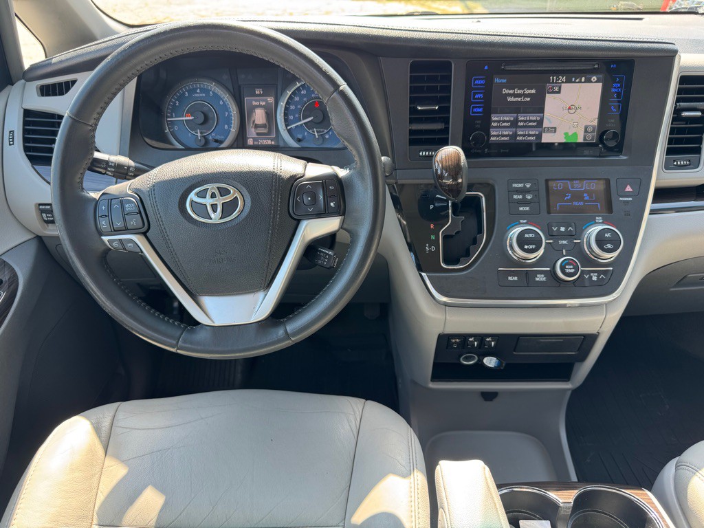 2017 Toyota Sienna Image 8