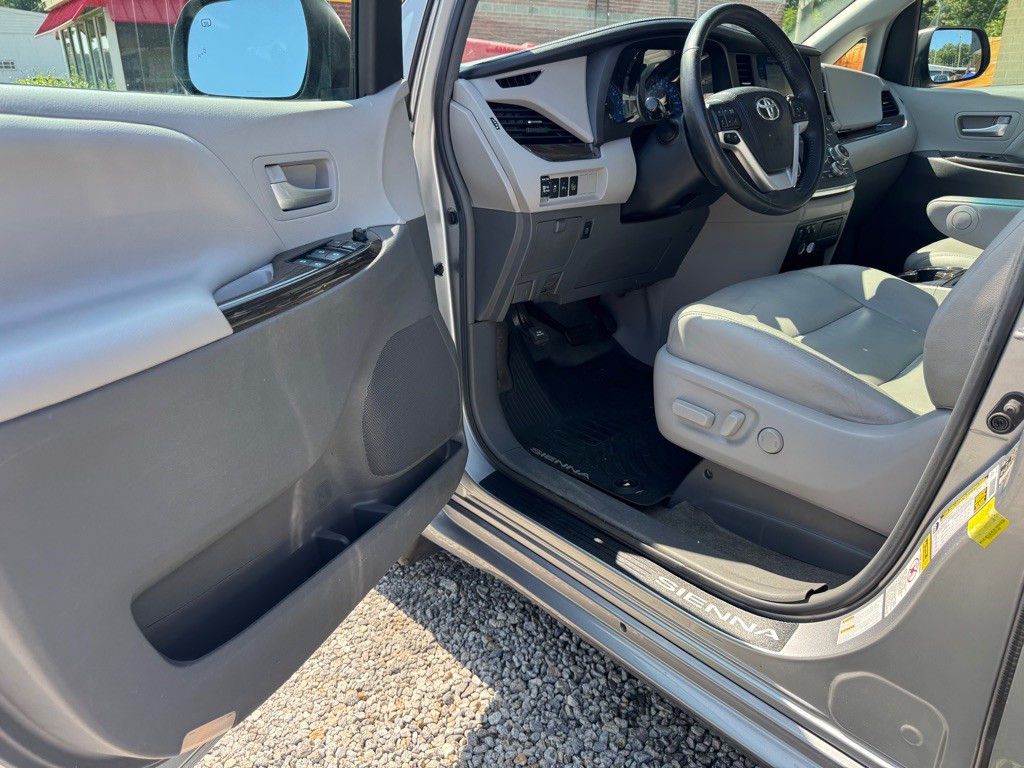 2017 Toyota Sienna Image 9
