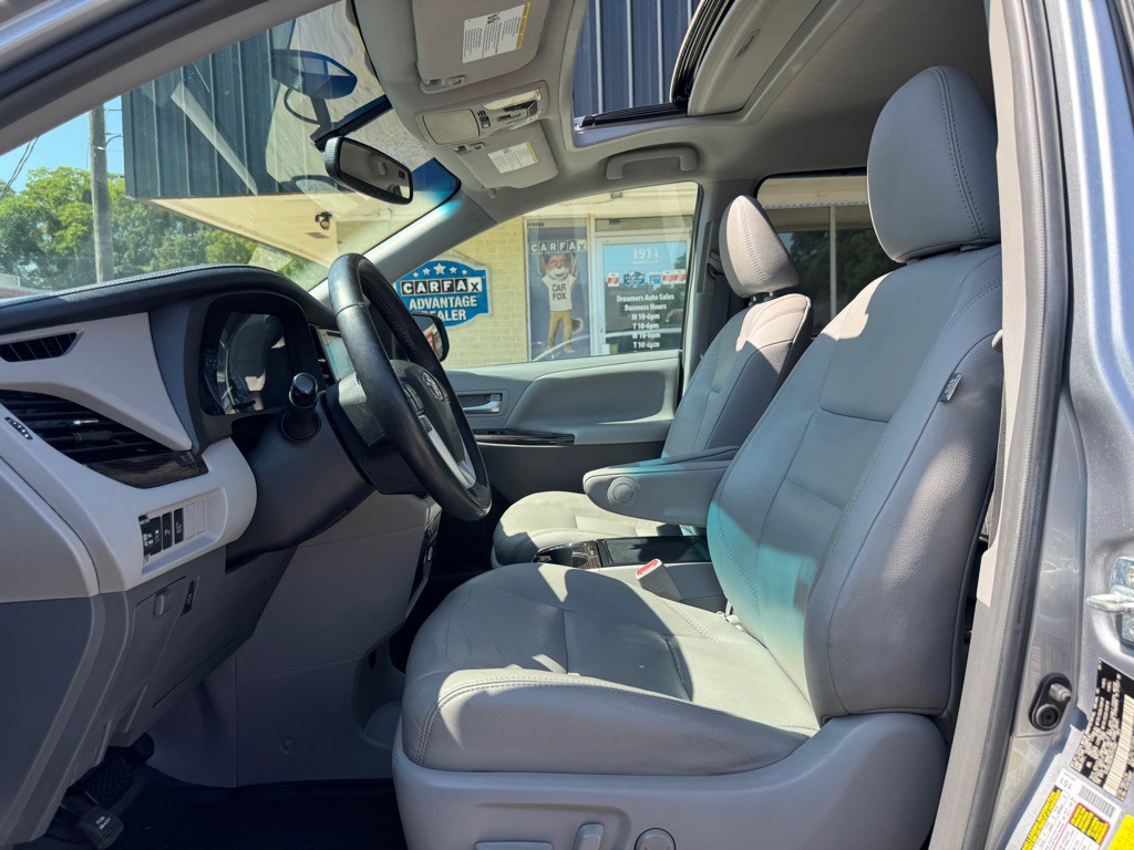2017 Toyota Sienna Image 10