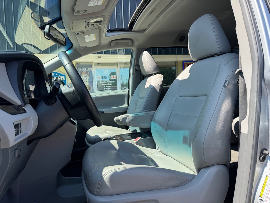 2017 Toyota Sienna Image 11